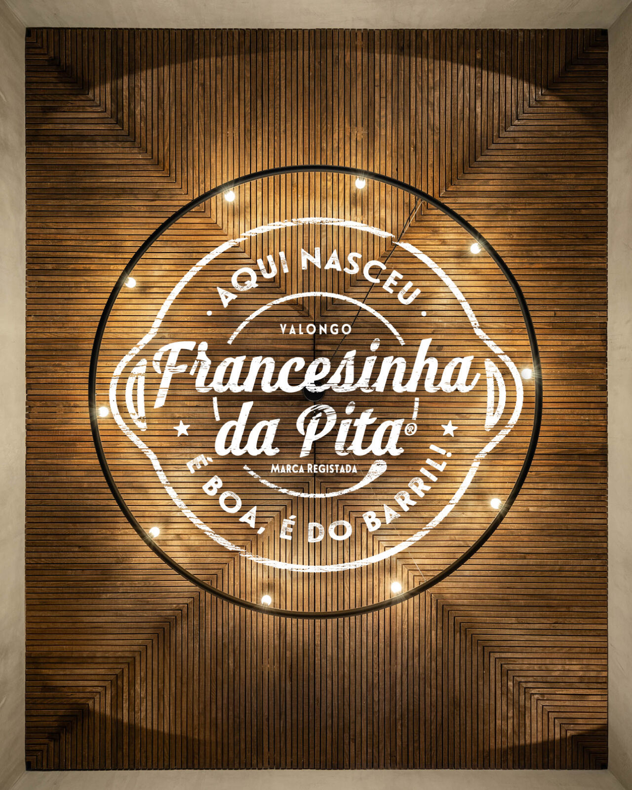 A marca Francesinha da Pita na parede de madeira do Barril Avenida